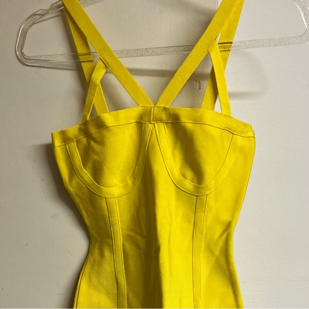 Hi, I’m selling this brand new, yellow, bodycon dress from Whoinshop